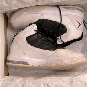 Boys Jordan’s size 6